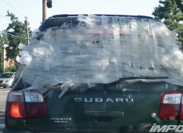 13 gambiarras perigosas em carros 16 fita-adesiva-carro